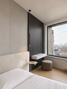 Ložnice S Čalouněným Čelem Postele, Tmavým Lamelovým Panelem, Kamenným Stolkem A Výhledem Do Města – Skypark 82 M², Bratislav